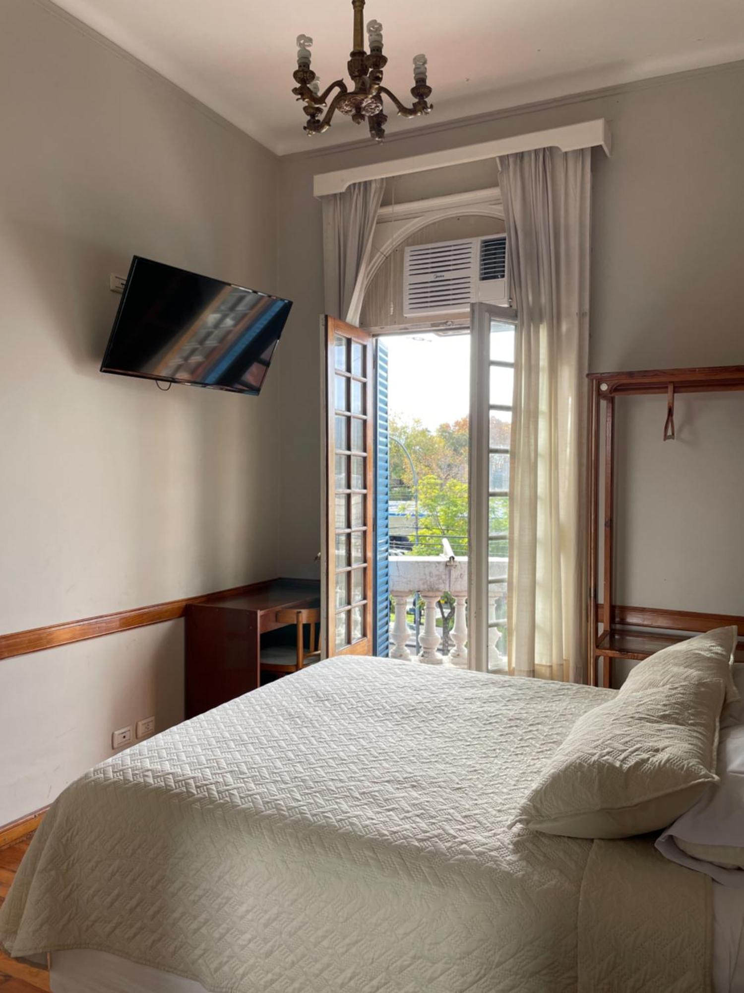 Hotel Vicente Lopez Bagian luar foto