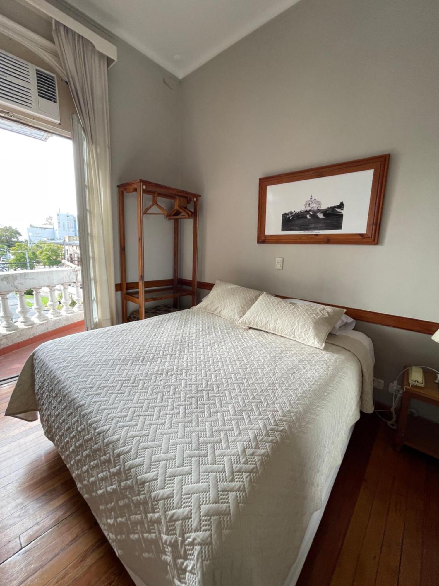 Hotel Vicente Lopez Bagian luar foto