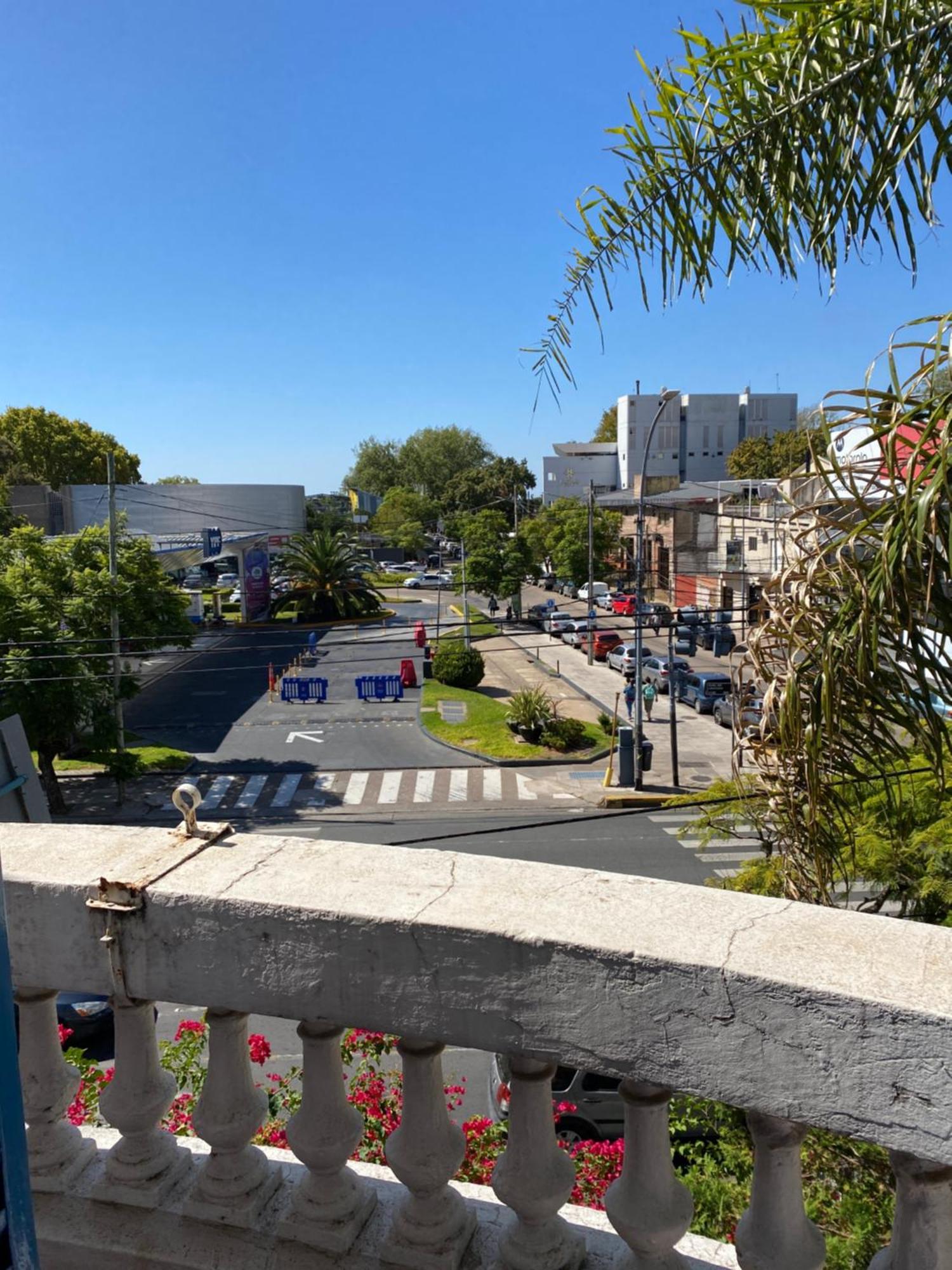 Hotel Vicente Lopez Bagian luar foto